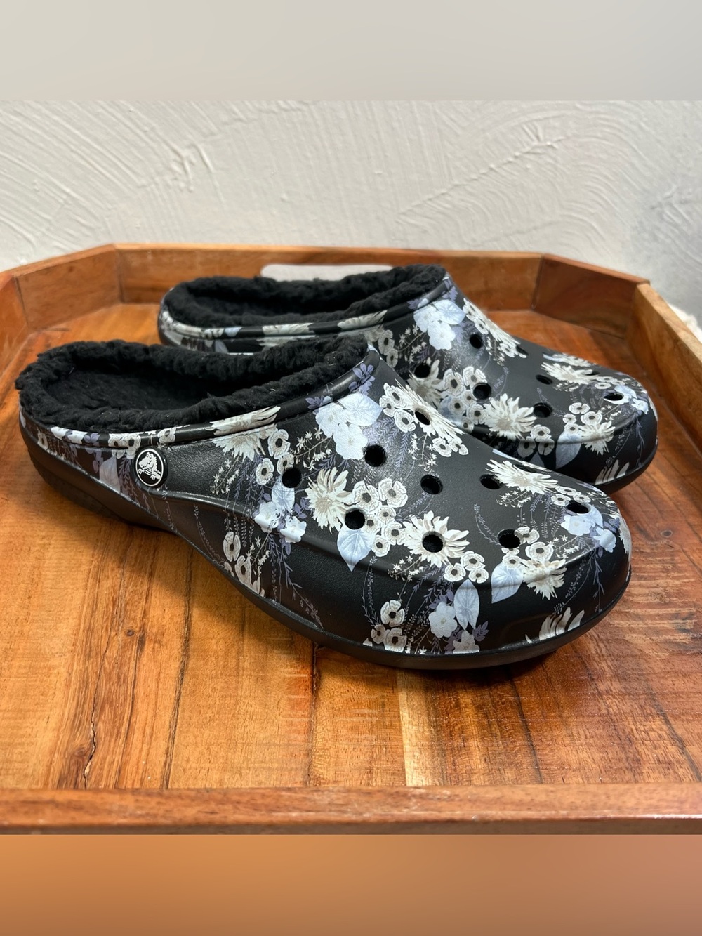 Crocs freesail black floral lined clogs size 9
